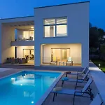 Comfy Holiday Villa With Seaview *