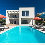 Comfy Holiday Villa With Seaview 빌라