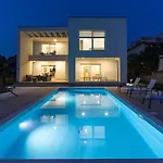 Comfy Holiday Villa With Seaview *