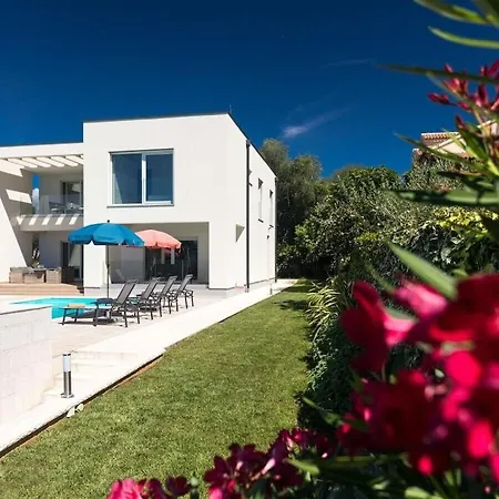 Comfy Holiday Villa With Seaview 빌라